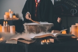 Os alunos estudam conteúdo satânico obrigatório. (Foto: Reprodução/Unsplash/Artem Maltsev)