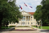M.E. Sadler Hall no campus da Texas Christian University em Fort Worth, Texas. (Foto: Michael Barera/Creative Commons)