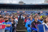 Jovens no estádio de futebol durante o evento. (Foto: Reprodução/Instagram/FCA)