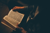 O estudo abordou a população alemã sobre a leitura da Bíblia. (Foto: Reprodução/Unsplash/Priscilla Du Preez)