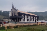 Igreja queimada em Manipur. (Foto: Reprodução/YouTube/CBN News).