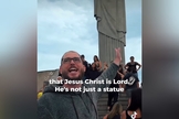 O pregador americano Phillip Blair pregou o Evangelho a turistas, no Rio de Janeiro. (Foto: Reprodução/Instagram/Torch of Christ Ministries).