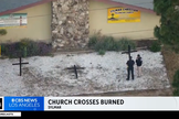 As três cruzes, que ficavam no jardim da Sylmar Christian Fellowship Church, foram encontradas incendiadas. (Foto: Reprodução/KCAL News). 