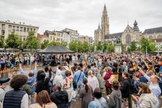 O movimento Presence NL reúne centenas de pessoas para adorar a Deus em locais públicos. (Foto: Instagram/Presence NL).