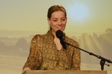 Isis contando seu testemunho. (Foto: Reprodução/YouTube/Heart Cry Nederland)