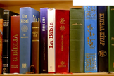 Bíblias em vários idiomas. (Foto: Creative Commons)