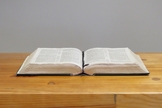 Justiça proibiu a frase “sob a proteção de Deus” e leitura da Bíblia na Câmara de Araçatuba. (Foto: Imagem ilustrativa/Unsplash/Walter Walraven).