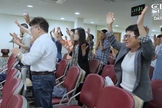 Coreanos em igreja. (Foto: Reprodução/CBN News)