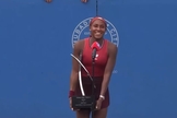 Coco Gauff com o prêmio da vitória. (Foto: Reprodução/YouTube/Sport Girls)