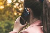 Mulher falando ao telefone. (Foto: Imagem ilustrativa/Flickr/Marco Verch Professional Photographer).