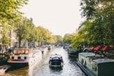 Canal de Amsterdã. (Foto: Imagem ilustrativa/Unsplash/Adrien Olichon).