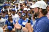 O arremessador do Los Angeles Dodgers, Clayton Kershaw, fala durante o Dia da Fé Cristã e da Família do time. (Foto de Jon SooHoo, Los Angeles Dodgers)