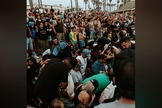 O culto a beira-mar na Califórnia atraiu uma multidão. (Foto: Instagram/Ross Johnston).