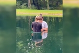 As mulheres foram batizadas em um lago. (Foto: Reprodução/Instagram/Her Song Columbus).