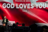 Franklin Graham ministrando na cruzada em Londres. (Foto: Reprodução/BGAE)