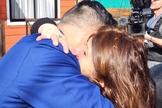 Jimmy e sua mãe se abraçando pela primeira vez. (Foto: Reprodução/Instagram/Jimmy Lippert Thyden)