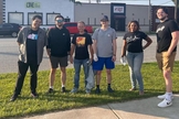 O pastor Josh e cristãos em frente à igreja. (Foto: Instagram/Cove City Church)