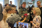 Päivi Räsänen conversa com a imprensa após o primeiro dia de seu julgamento. (Foto: ADF Internacional)