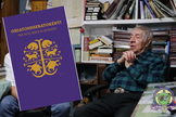 Harvey Satewas Gabriel e Bíblia na língua moicana. (Captura de tela/YouTube/Serge Otsi Simon/Facebook/UCCan Indigenous Ministries)