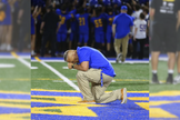 Joe Kennedy ora após último jogo como treinador do Bremerton. (Captura de tela/USA Today)