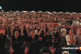 Milhares se entregam a Jesus e se batizam em estádio. (Captura de tela/YouTube/Mike Signorelli)