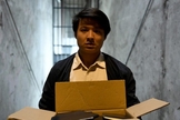 Ming com caixas de Bíblias que distribuirá secretamente. (Foto: Portas Abertas)