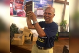 Nard Pugyao segurando a Bíblia no idioma Isnag. (Foto: Wycliffe Bible Translators)