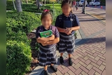 Meninas indo para a escola com a Bíblia. (Foto: X/Vida Church Miami)