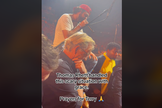 Momento em que cantor Thomas Rhett faz oração por fã. (Captura de tela/TikTok/Sheena Lynn)