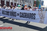 Cartaz com a frase “Nossos Filhos São Sagrados”. (Foto: Periodico Maranata/Róger Murillo-periodicomaranata.com /)