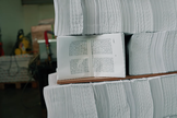 Cópias do Novo Testamento. (Foto: Reprodução/YouTube/Global Christian Relief)