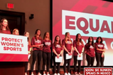 Nadadoras americanas protestam contra um homem biológico na equipe. (Captura de tela/Vídeo Outkick).
