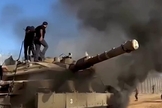 Momento em que os terroristas do Hamas tomam um tanque de Israel. (Captura de tela vídeo G1)