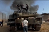Momento em que os terroristas do Hamas tomam um tanque de Israel. (Captura de tela vídeo G1)