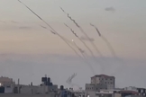 Cenas do ataque a Israel através de mísseis. (Captura de tela/YouTube Jovem Pan News)