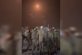 Jovens militares comemoram em torno de rolos da Torá. (Foto: Reprodução/X/Rev. Johnnie Moore ن).