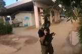 Terrorista prestes a atacar um kibutz. (Captura de tela/YouTube CNN Brasil)