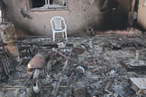 Imagem do Kibutz Kfar Aza de Israel também em ruínas após ataque mortal do Hamas. (Captura de tela/YouTube/AFP)