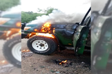 Carro do guia turístico cristão Eric Alyai incendiado após ele ser morto junto com dois turistas em Uganda. (Foto: Força Policial de Uganda X)