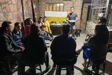 Missionário do IMB, Matthew Fisher, com um grupo em Bogotá, Colômbia. (Foto: Reprodução IMB)
