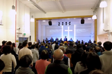 Culto de igreja chinesa em Manchester. (Captura de tela/Bible Society)