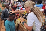 Evangelista ora por pessoas nas ruas de Uganda. (Foto: Facebook/Michael Job)