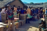 As crianças Bara em Madagascar ouvem com interesse o Evangelho pela primeira vez. (Foto: Reprodução/Samaritan's Purse)
