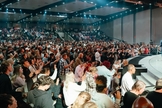 Pessoas lotam a Igreja Free Chapel em culto initerrupto. (Foto: Facebook Free Chapel)