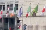 Momento em que um manifestante pró-Hamas arranca a bandeira de Israel. (Captura de tela: Vídeo Instagram Jewish Breaking News)