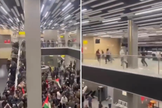 Imagens mostraram uma multidão invadindo o terminal do aeroporto após saber da chegada do voo. (Captura de tela/Jewish Breaking News)