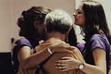  Mulheres orando juntas: (Foto: Ilustração/Unsplash/Jametlene Reskp)