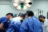 Médicos em cirurgia. (Imagem representativa/Captura de tela YouTube CNN)