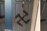 Suástica nazista pichada em porta. (Foto representativa: Jewish Breaking News)