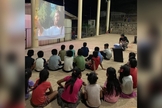 Crianças assistindo o filme. (Foto: Reprodução/Facebook/Jesus Film Project)
